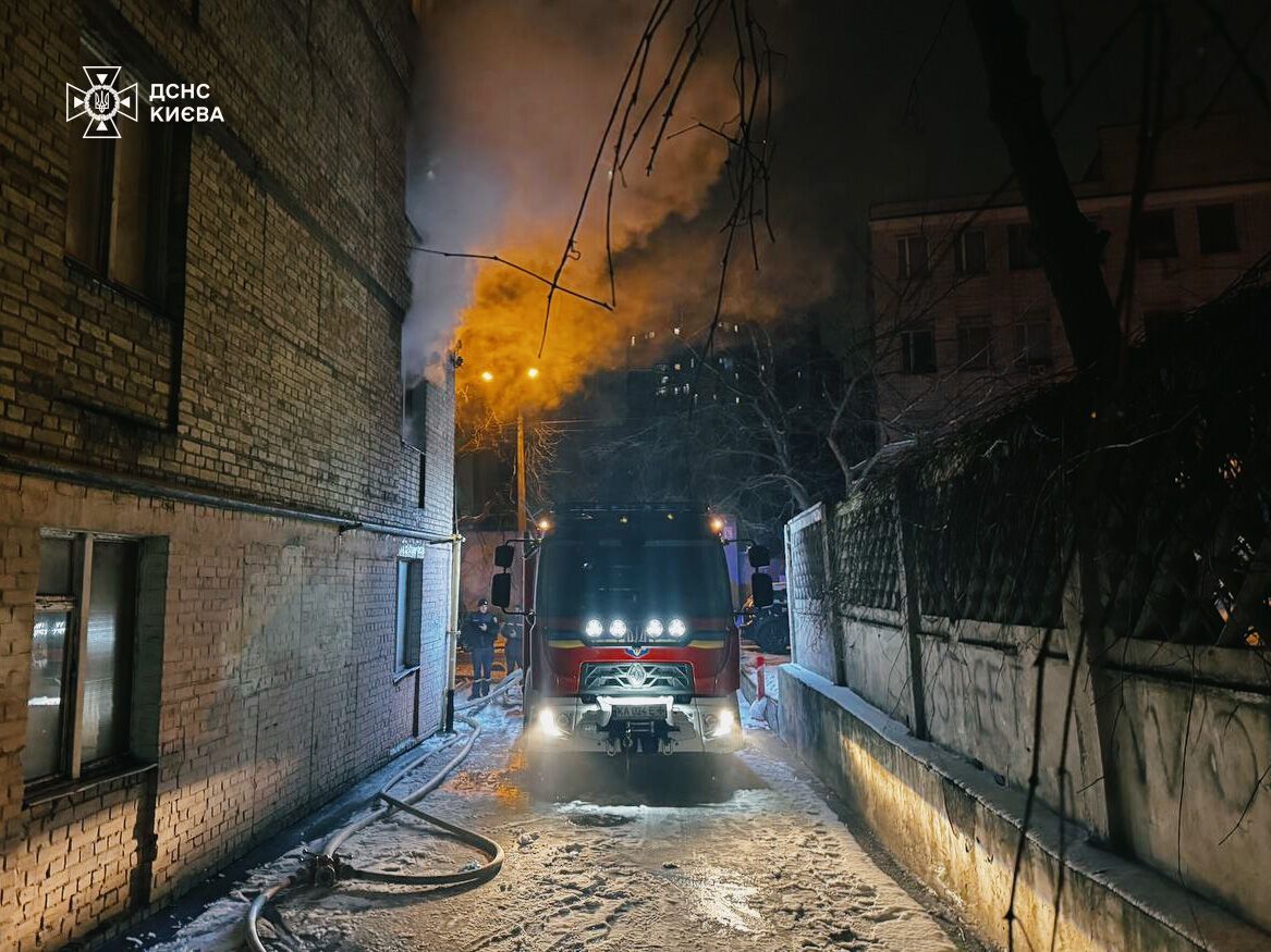 У Києві під час пожежі в будинку постраждали жінка та дитина. Подробиці та фото dqxikeidqxidqrant