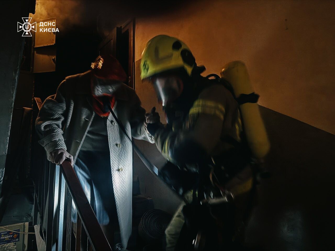 У Києві під час пожежі в будинку постраждали жінка та дитина. Подробиці та фото