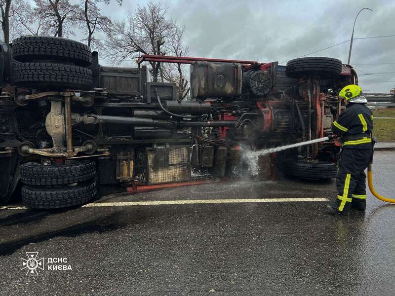 В Киеве на проспекте Глушкова перевернулся грузовик, есть пострадавшая. Подробности и фото dqxikeidqxidqrant