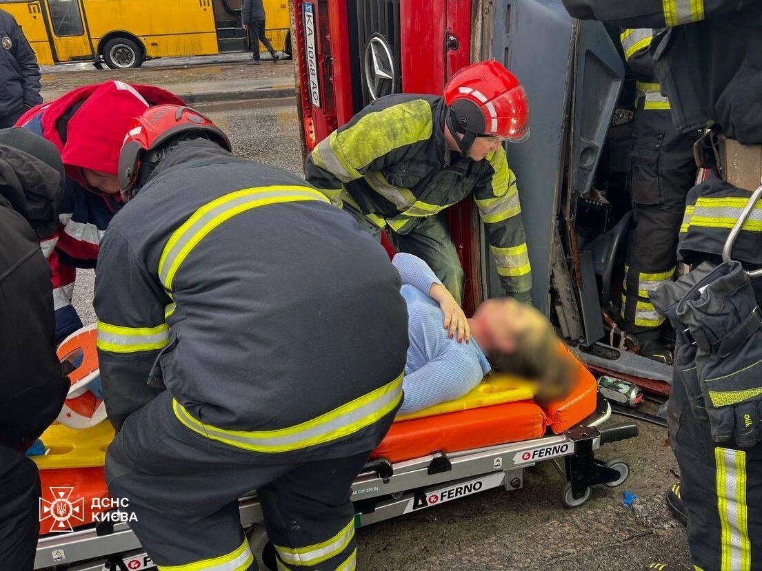 В Киеве на проспекте Глушкова перевернулся грузовик, есть пострадавшая. Подробности и фото
