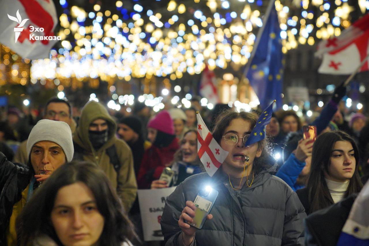 У столиці Грузії тривають протести проти правлячої партії: до акції студентів приєднались викладачі вишів. Відео