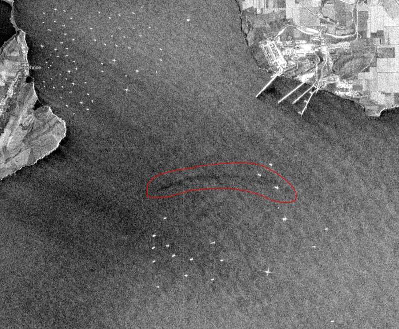 После аварии российских танкеров, в Керченском проливе зафиксировали большое мазутное пятно. Спутниковое фото