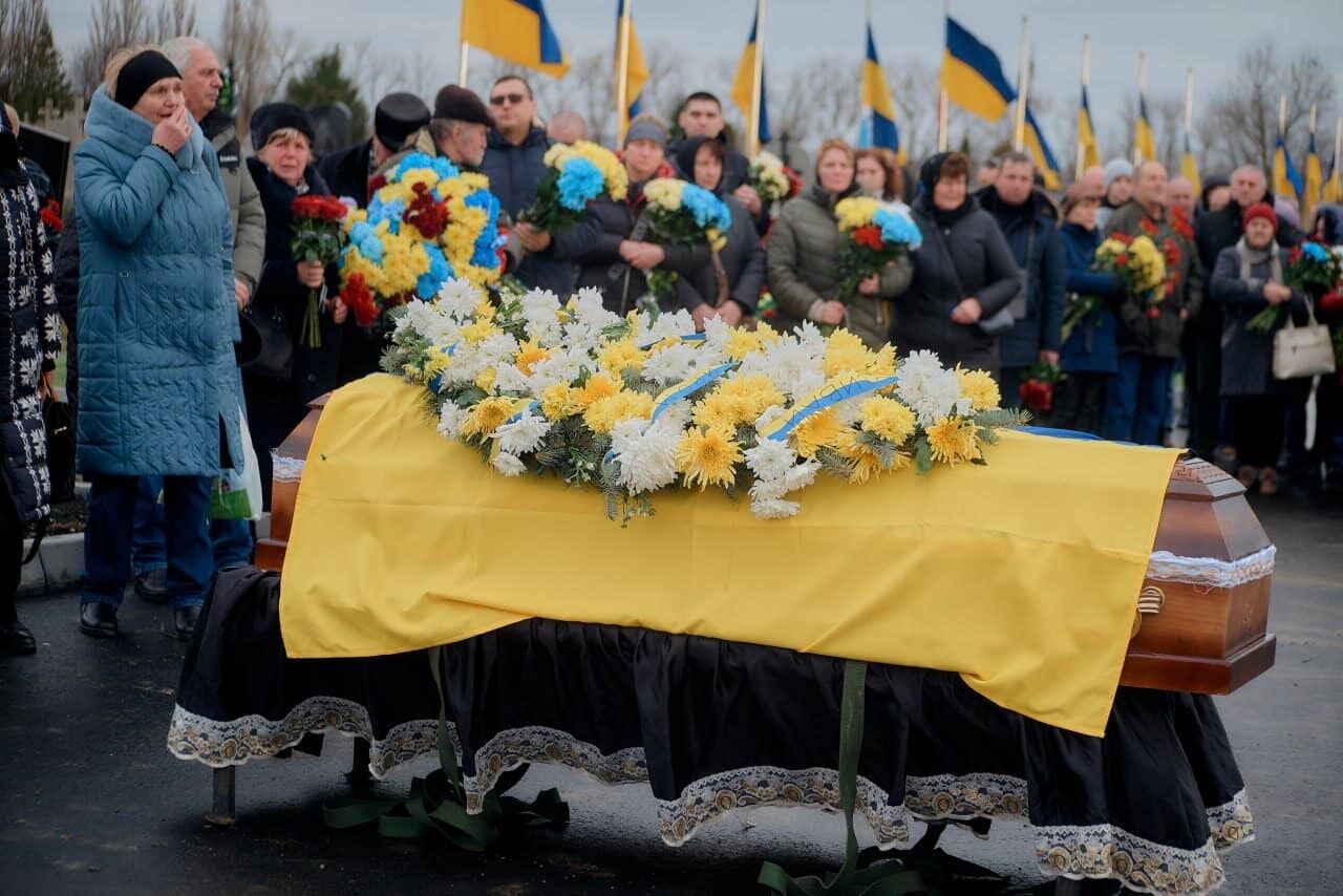Віддав життя за Україну: на Хмельниччині попрощалися з воїном, який загинув під час виконання бойового завдання на Харківщині. Фото