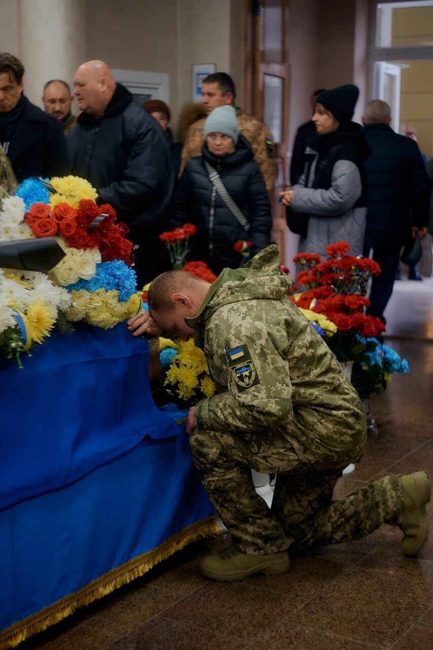 Віддав життя за Україну: на Хмельниччині попрощалися з воїном, який загинув під час виконання бойового завдання на Харківщині. Фото