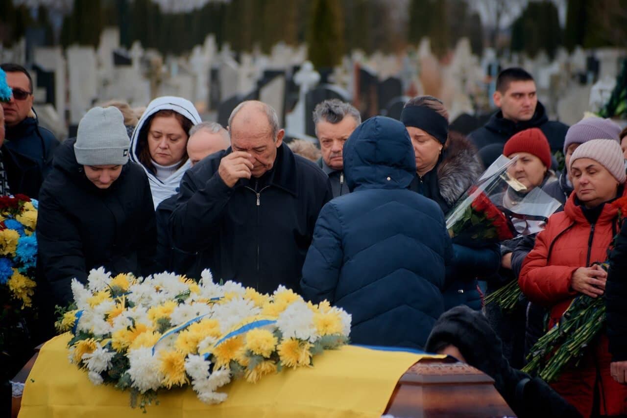 Віддав життя за Україну: на Хмельниччині попрощалися з воїном, який загинув під час виконання бойового завдання на Харківщині. Фото