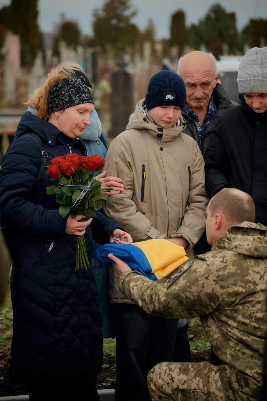 Віддав життя за Україну: на Хмельниччині попрощалися з воїном, який загинув під час виконання бойового завдання на Харківщині. Фото