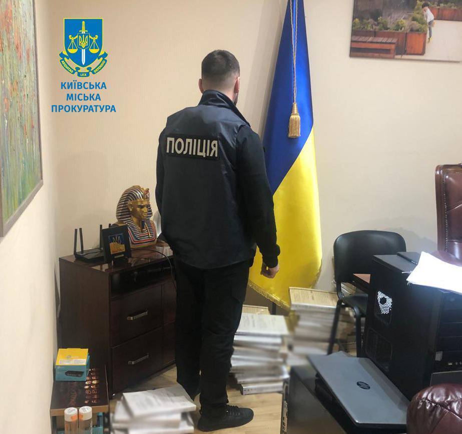Підробили понад 2 тис. документів: у Києві повідомили про підозру нотаріусу та його співучасникам. Фото dqxikeidqxitzant