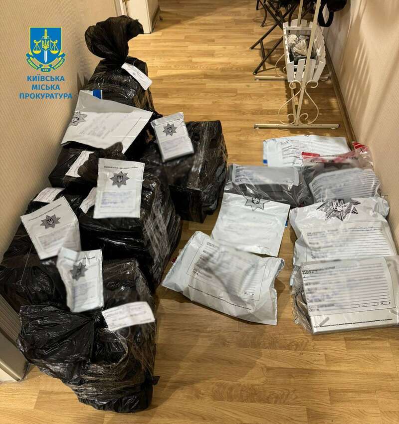 Підробили понад 2 тис. документів: у Києві повідомили про підозру нотаріусу та його співучасникам. Фото