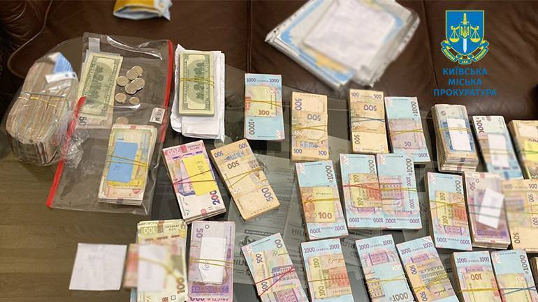 Підробили понад 2 тис. документів: у Києві повідомили про підозру нотаріусу та його співучасникам. Фото