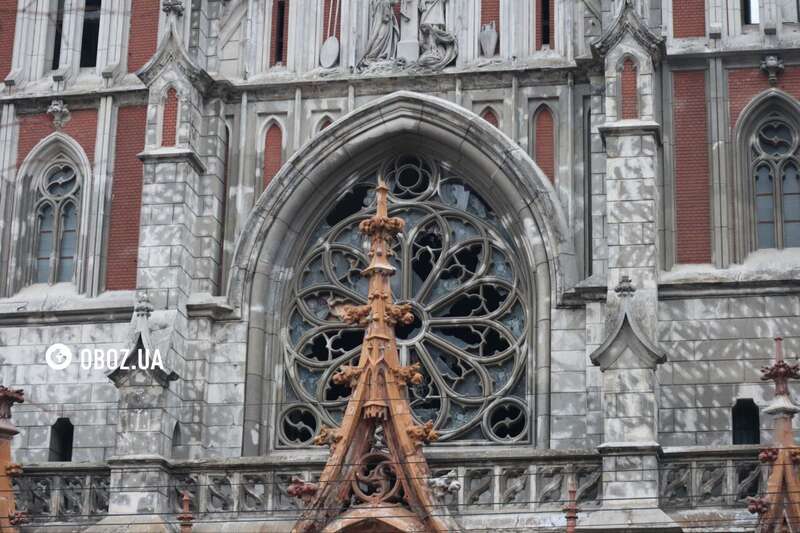 У Києві внаслідок обстрілу було пошкоджено костел Святого Миколая. Фото та відео