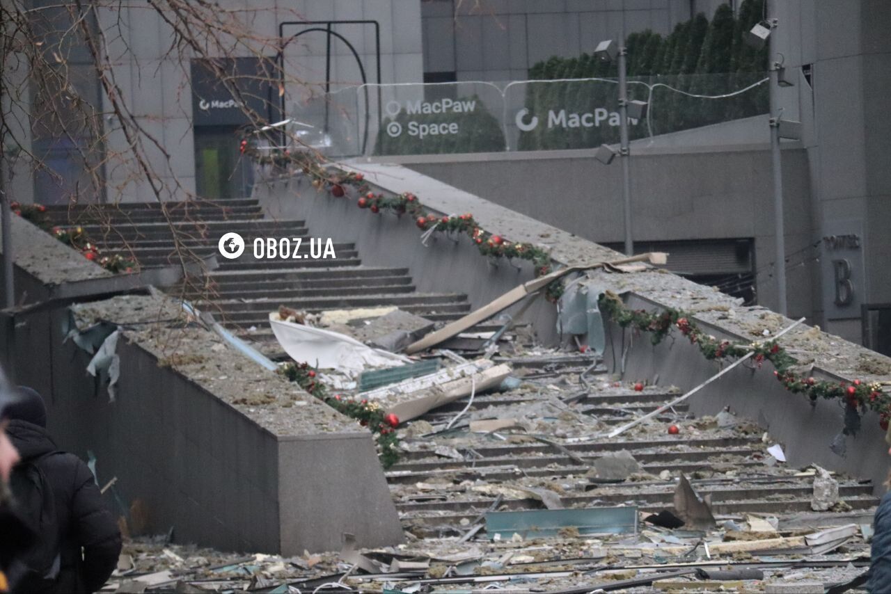 Поврежденные здания и выбитые окна: последствия российского обстрела Киева в Голосеевском районе. Фоторепортаж и видео