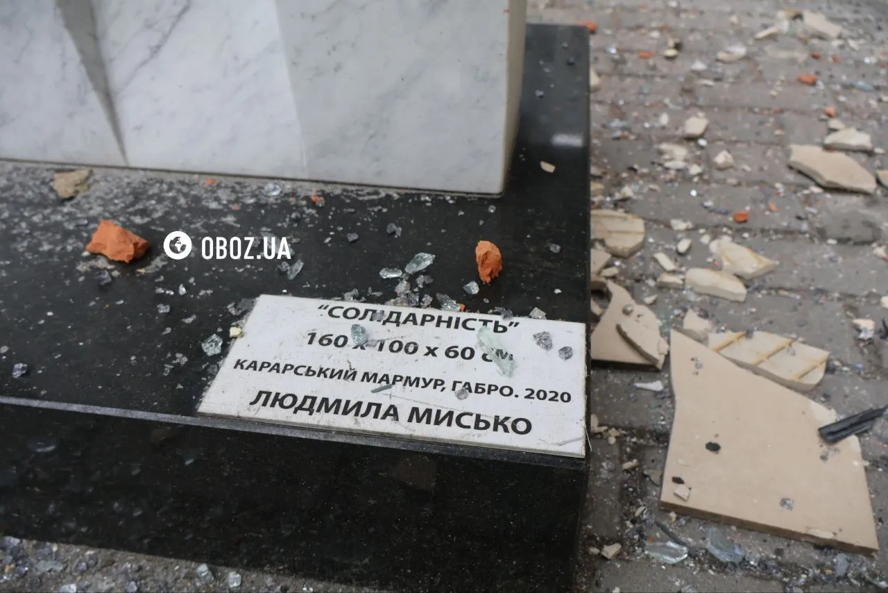 Пошкоджені будівлі та вибиті вікна: наслідки російського обстрілу Києва у Голосіївському районі. Фоторепортаж та відео