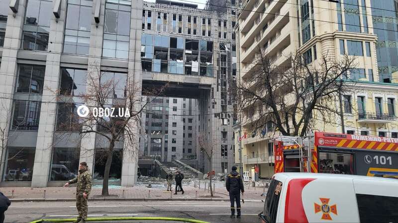 Пошкоджені будівлі та вибиті вікна: наслідки російського обстрілу Києва у Голосіївському районі. Фоторепортаж та відео