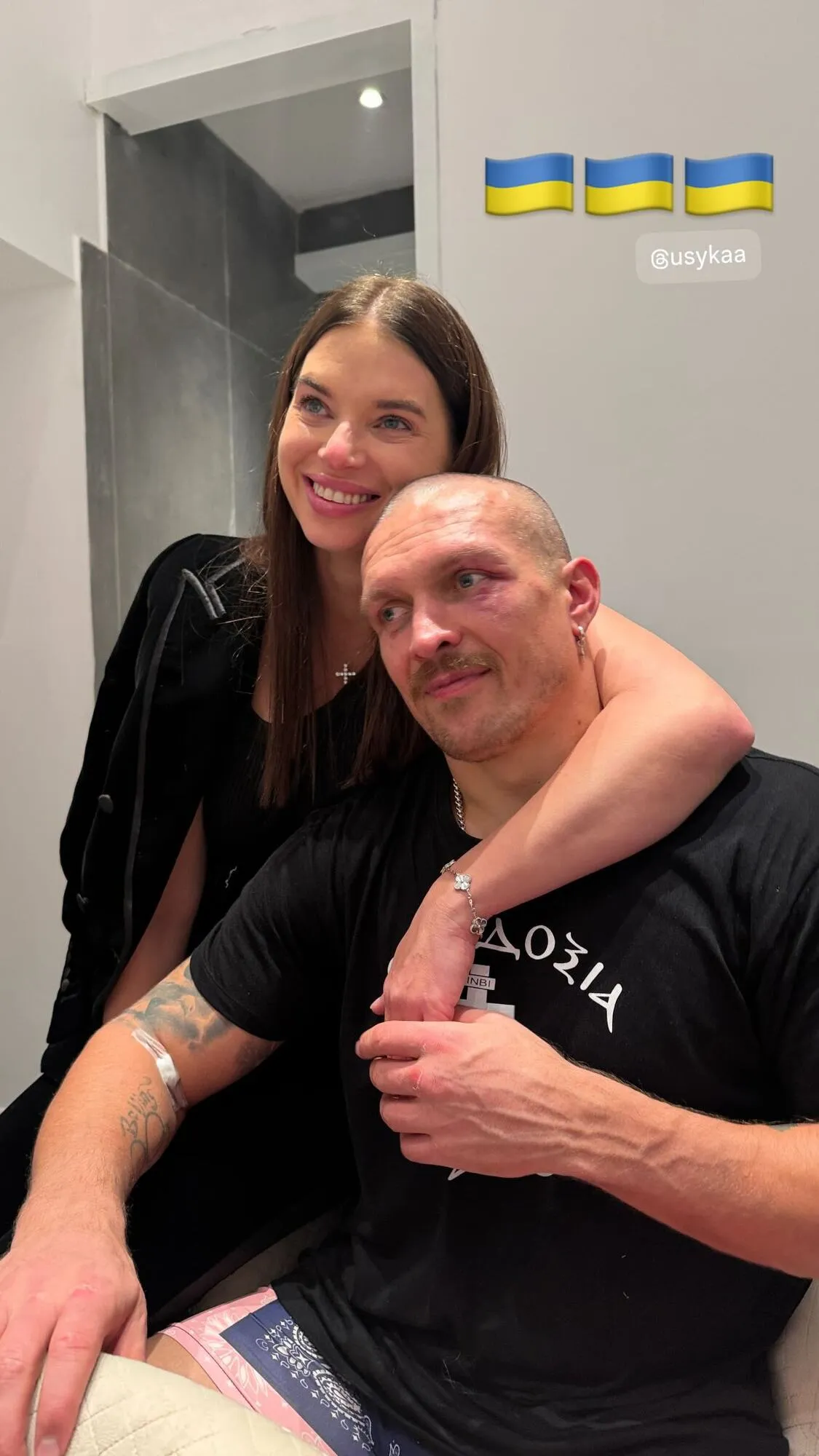 Дружина Усика виклала спільні фотографії з роздягальні чоловіка після бою з Ф’юрі