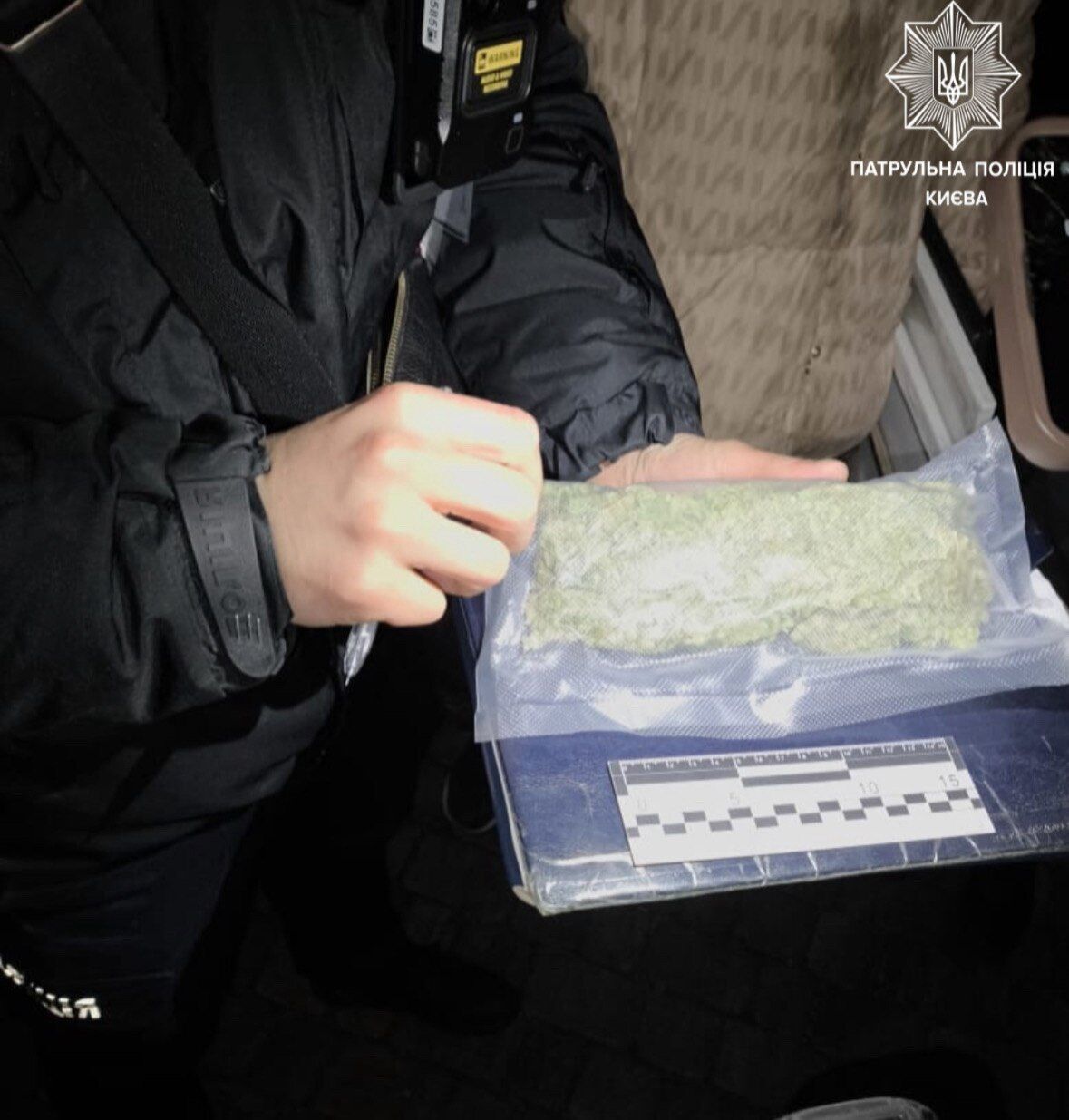 Скоїв ДТП та втік: у Києві в порушника ПДР знайшли наркотики та гранату в салоні авто. Фото dqxikeidqxidqrant