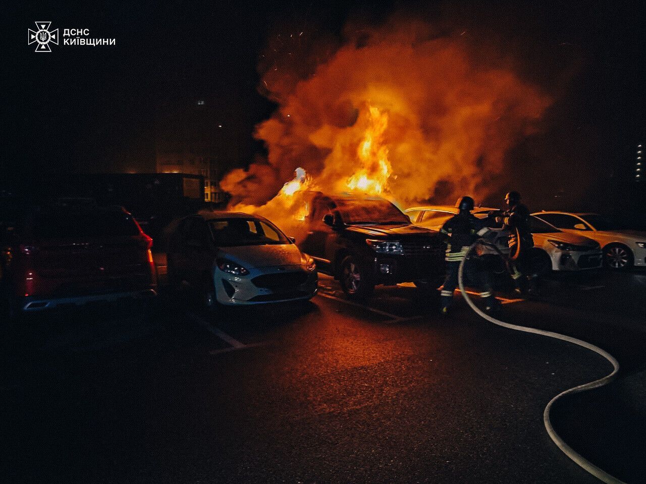 Под Киевом ночью произошел пожар на автопарковке: огнем повреждено пять машин. Фото и подробности dqxikeidqxidqrant
