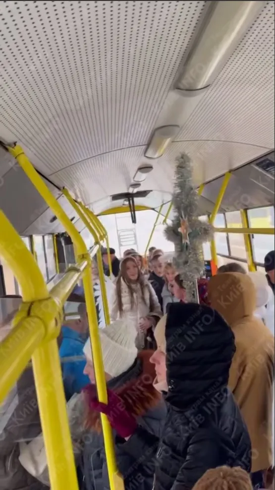Святкова Різдвяна атмосфера: у київському тролейбусі молодь виконала відому українську колядку. Відео dqxikeidqxiqzant
