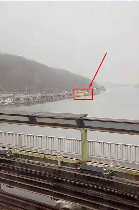 У Києві на набережній Дніпра з’явилось графіті, присвячене захисникам Маріуполя. Відео dqxikeidqxidqrant