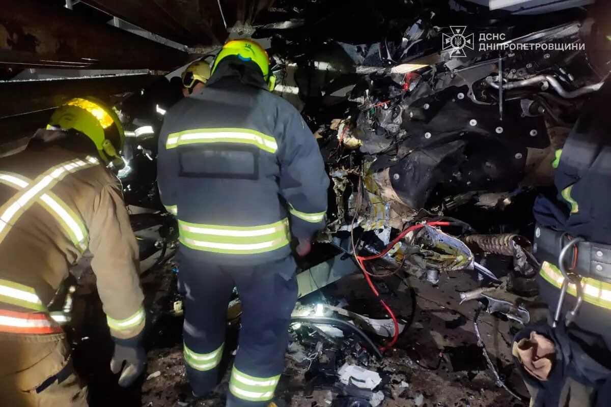 У Дніпрі BMW на швидкості влетів у опору мосту: загинули люди, авто розлетілося на шматки. Фото