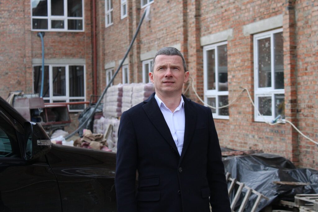 Володимир Доманський лише п’ять років очолював Брюховичі, проте його родина за цей час встигла накопичити багато нерухомості (фото Facebook)