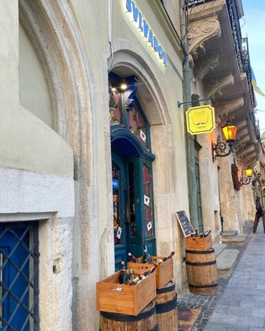 Ресторан Доманских-Усских на площади Рынок во Львове (фото Instagram)