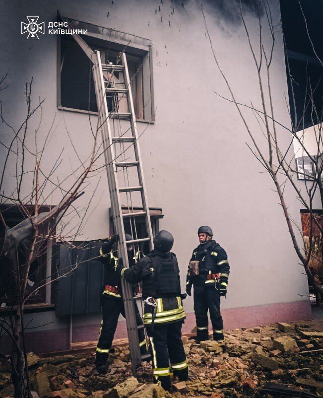 Пошкоджено будинок, є постраждала: у КОВА розповіли про наслідки російської атаки на Київщину. Фото та відео