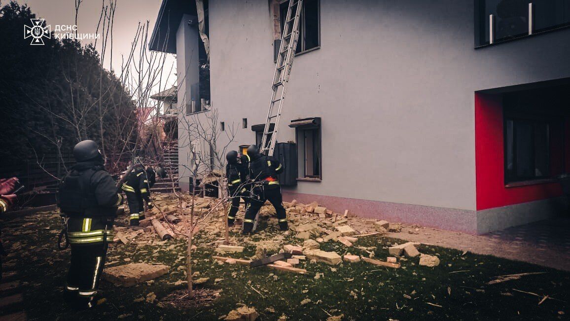 The house was damaged, and there is a victim: KRMA reported on the consequences of the Russian attack on Kyiv region. Photo and video dqxikeidqxidqrant
