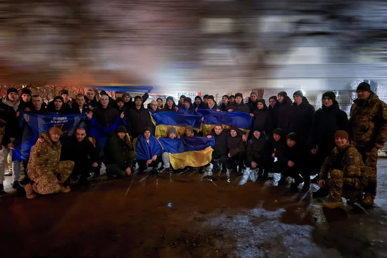 Зі сльозами і обіймами: у Нацгвардії показали емоційні кадри повернення українців з російського полону. Відео dqxikeidqxidqrant