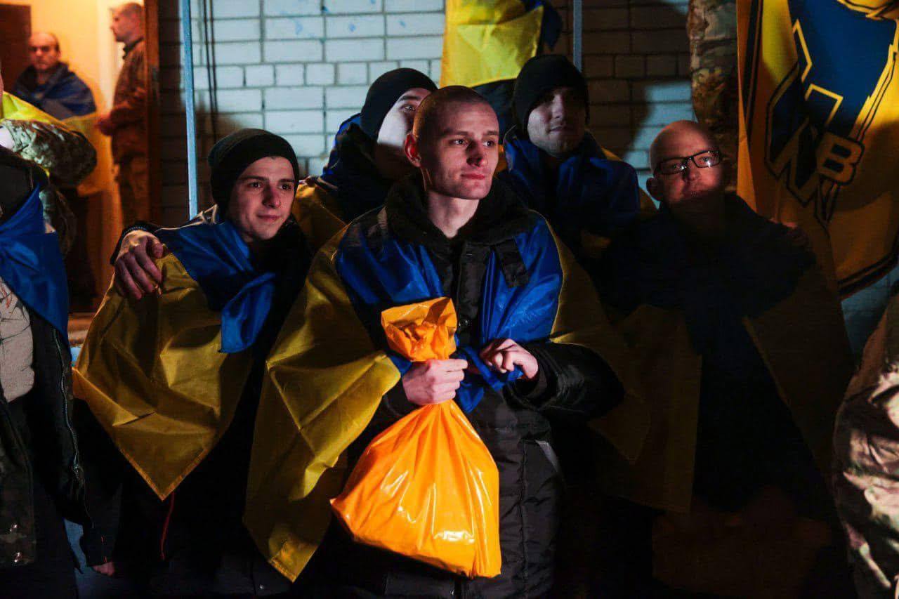 Со слезами и объятиями: в Нацгвардии показали эмоциональные кадры возвращения украинцев из российского плена. Видео