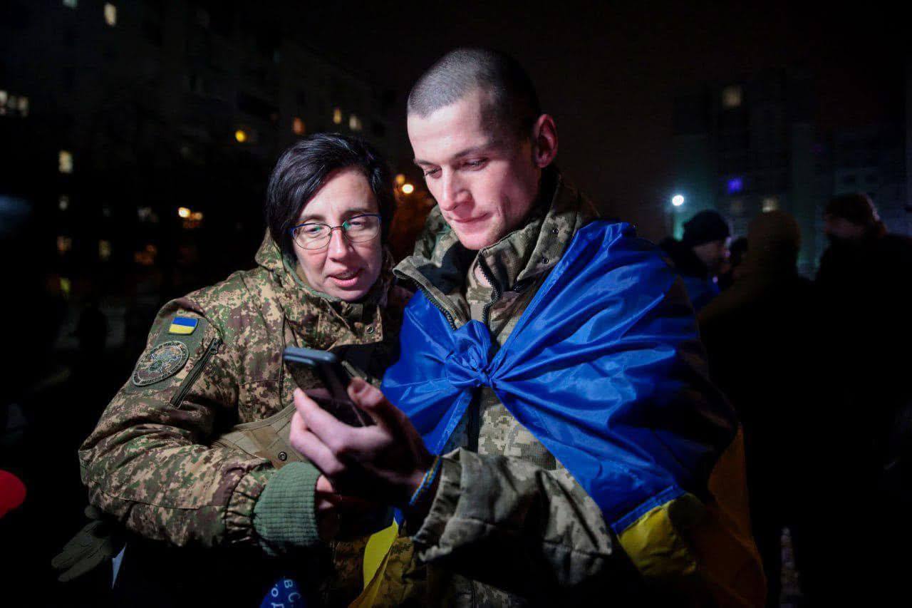 Со слезами и объятиями: в Нацгвардии показали эмоциональные кадры возвращения украинцев из российского плена. Видео