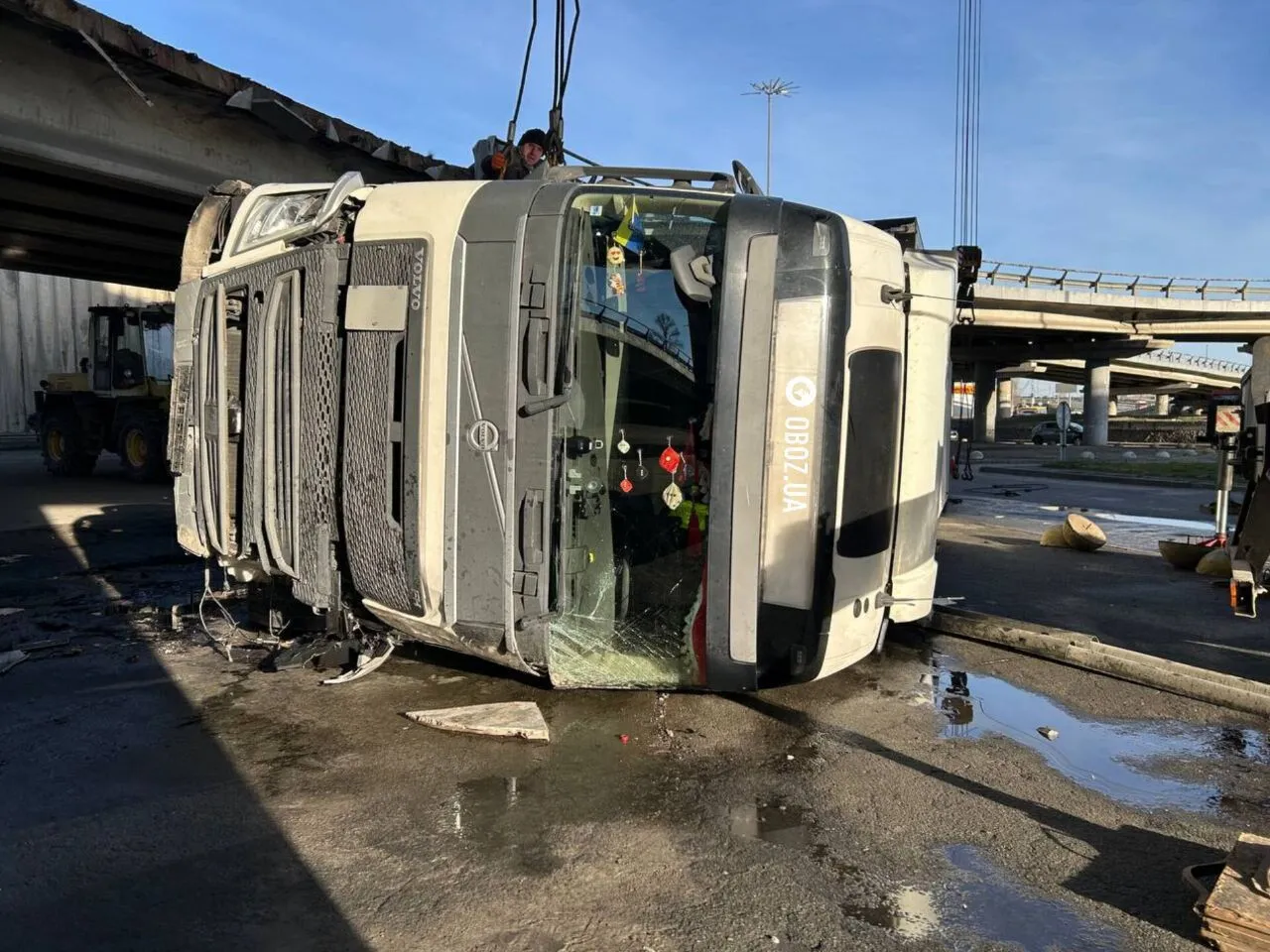 У Києві на Видубичах з моста впала вантажівка. Подробиці та фото dqxikeidqxidqrant