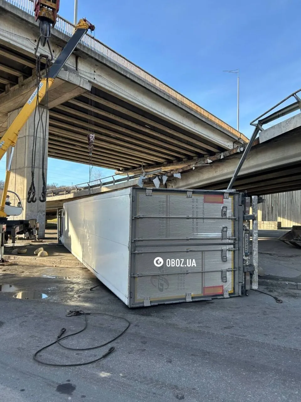 У Киеве на Выдубичах с моста упал грузовик. Подробности и фото