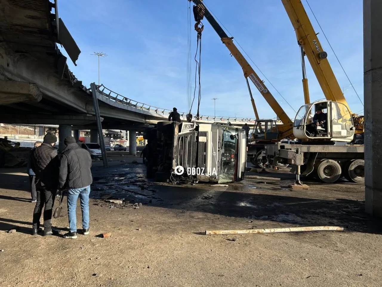 У Киеве на Выдубичах с моста упал грузовик. Подробности и фото