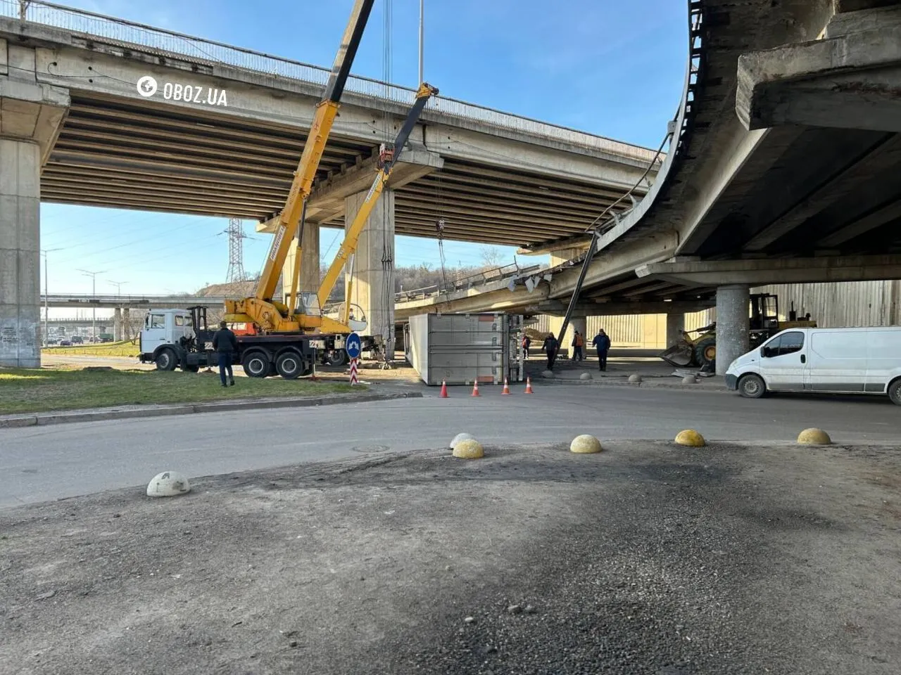 У Киеве на Выдубичах с моста упал грузовик. Подробности и фото