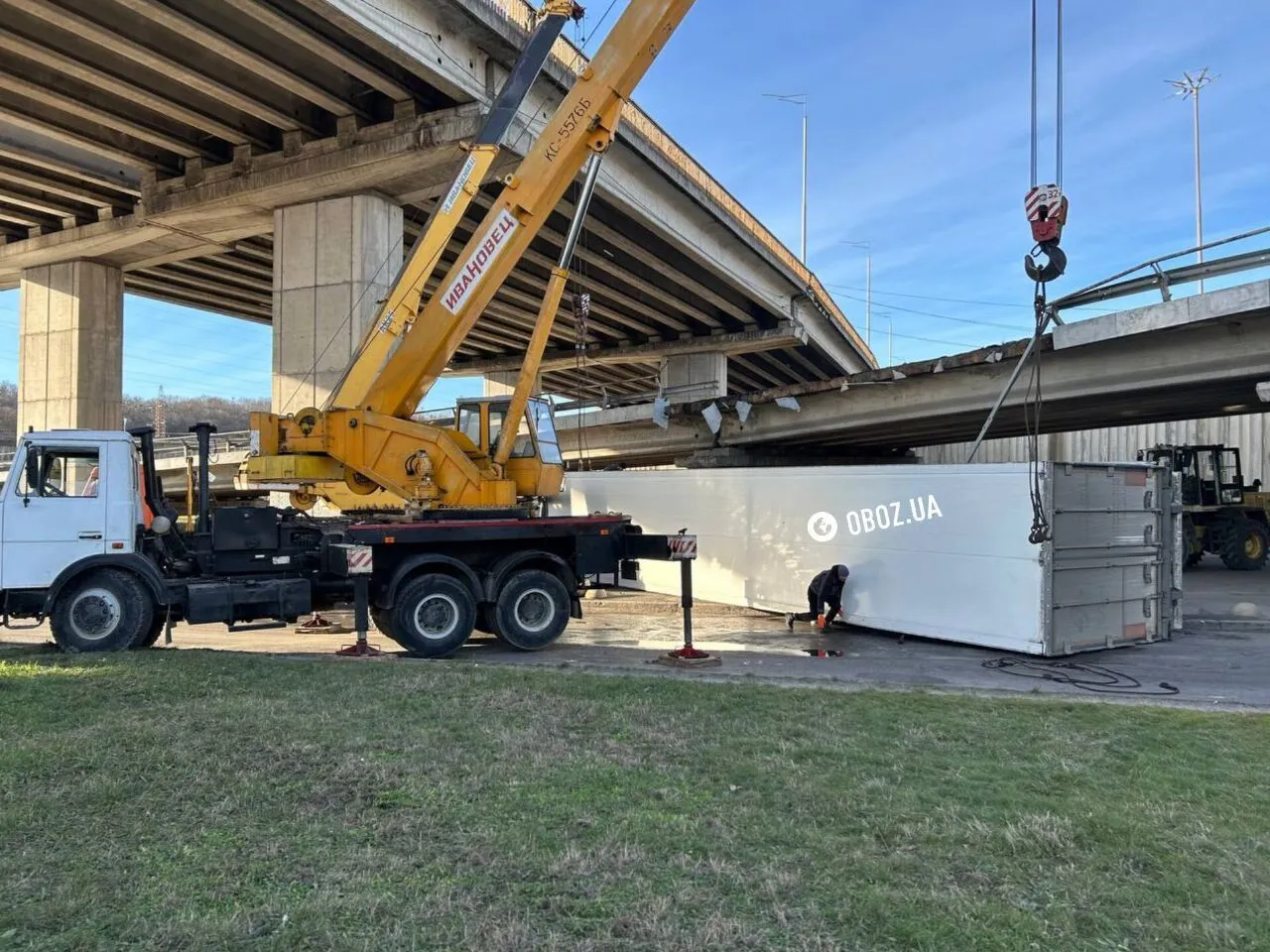 У Киеве на Выдубичах с моста упал грузовик. Подробности и фото