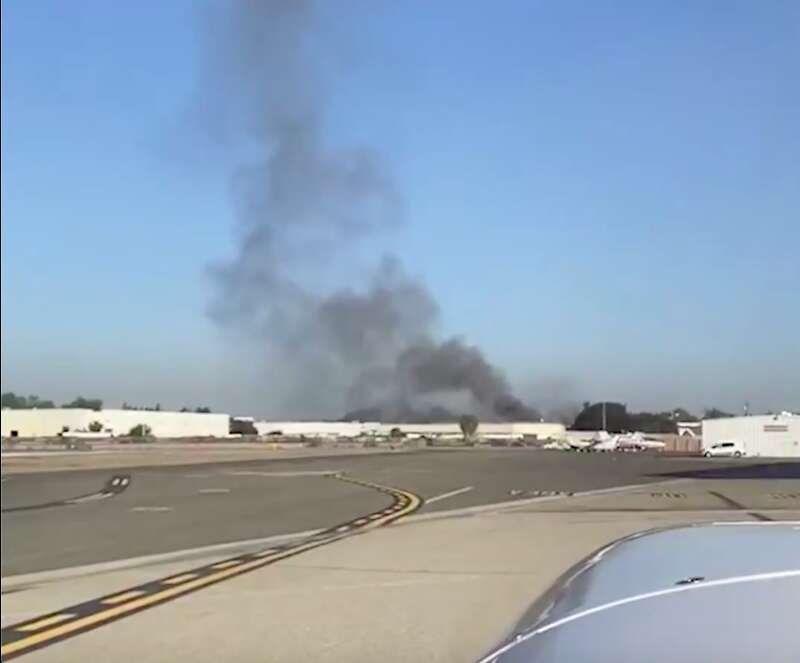 У Каліфорнії літак врізався у будівлю: двоє загиблих та багато постраждалих. Відео