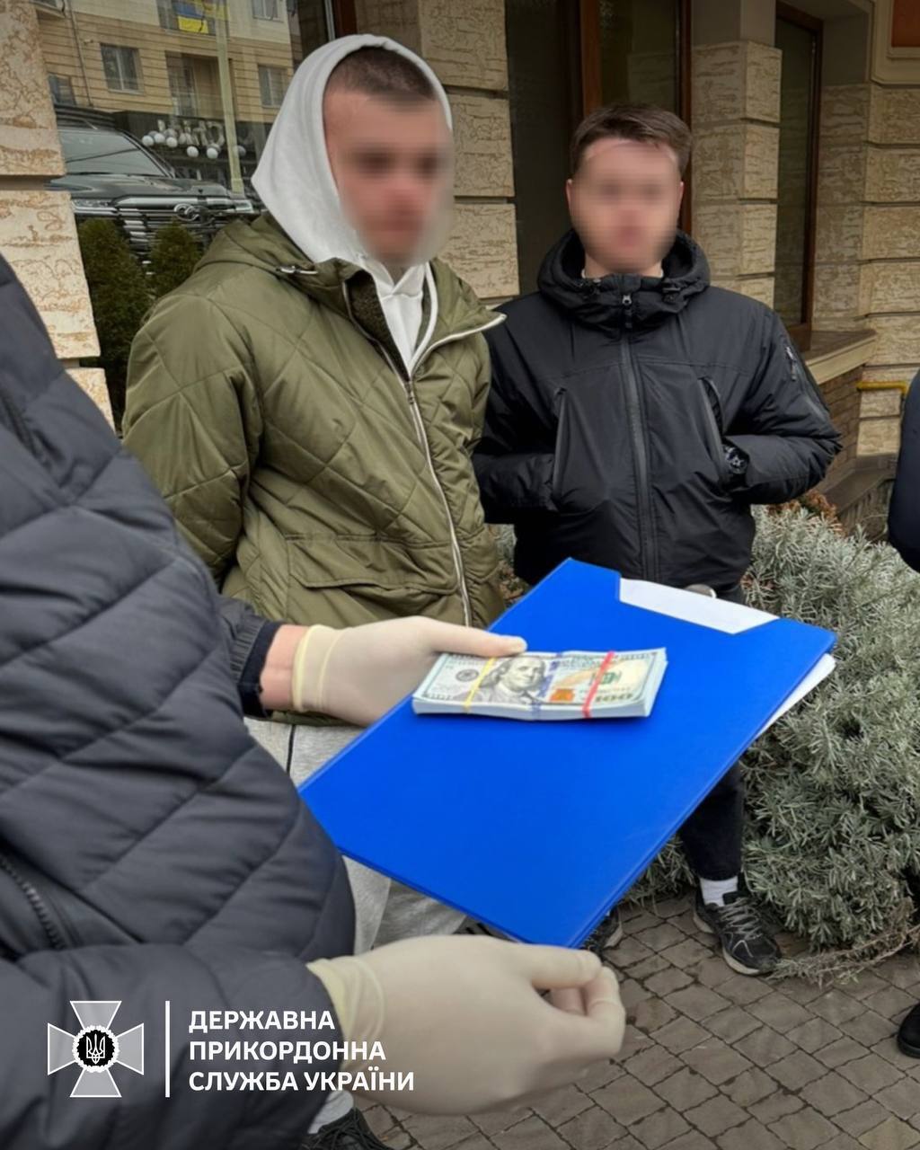 Прокладывал маршрут в Венгрию: на Закарпатье раскрыли пограничника, который помогал мужчинам уехать из Украины. Фото