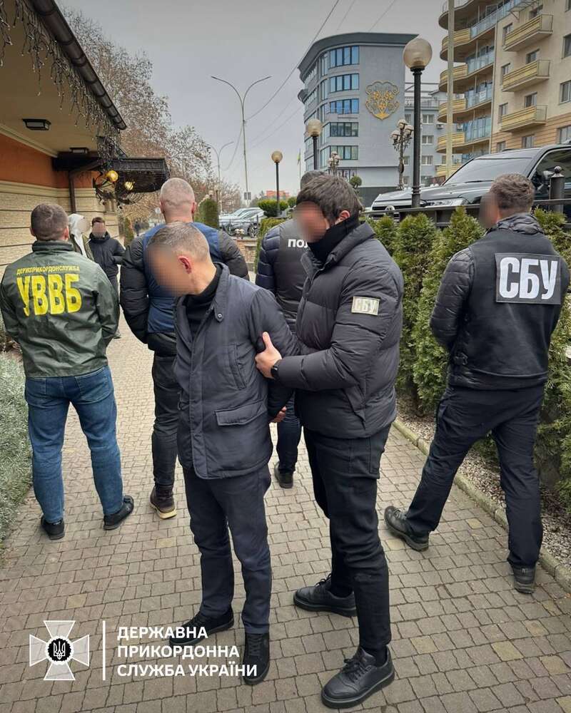 Прокладывал маршрут в Венгрию: на Закарпатье раскрыли пограничника, который помогал мужчинам уехать из Украины. Фото