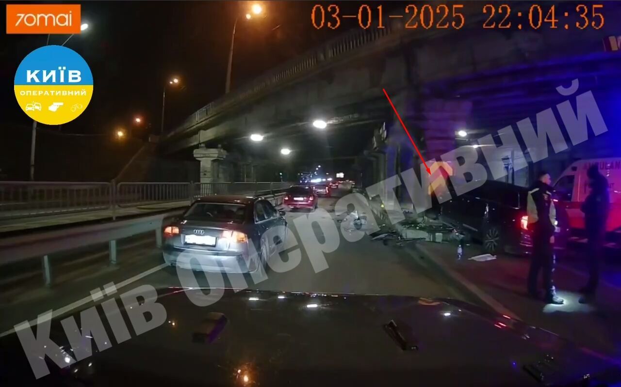 У Києві автомобіль на швидкості зіткнувся з опорою моста: викликали медиків і рятувальників. Фото й відео dqxikeidqxidqrant