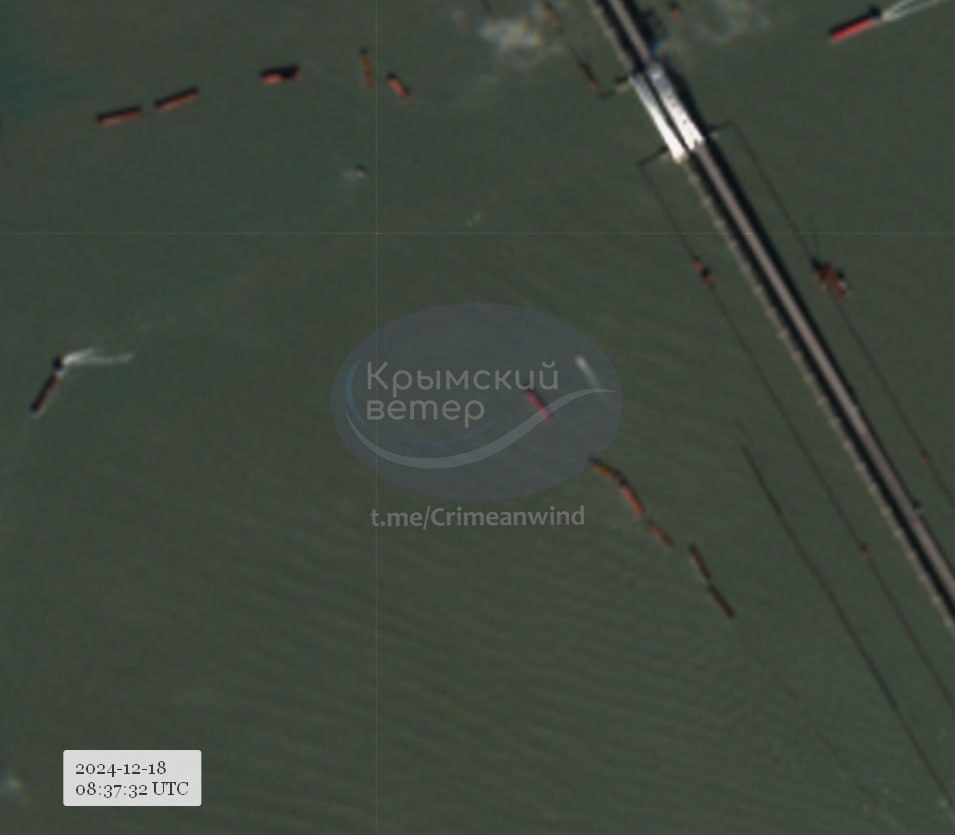 11 barge boom barriers remain near the Kerch Bridge dqxikeidqxidqrant