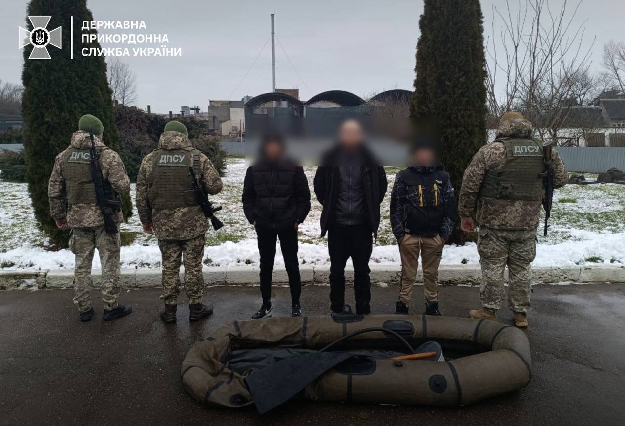Paid $8500: border guards detained a man who tried to cross the Tisa on a rubber boat. Photo dqxikeidqxidqrant