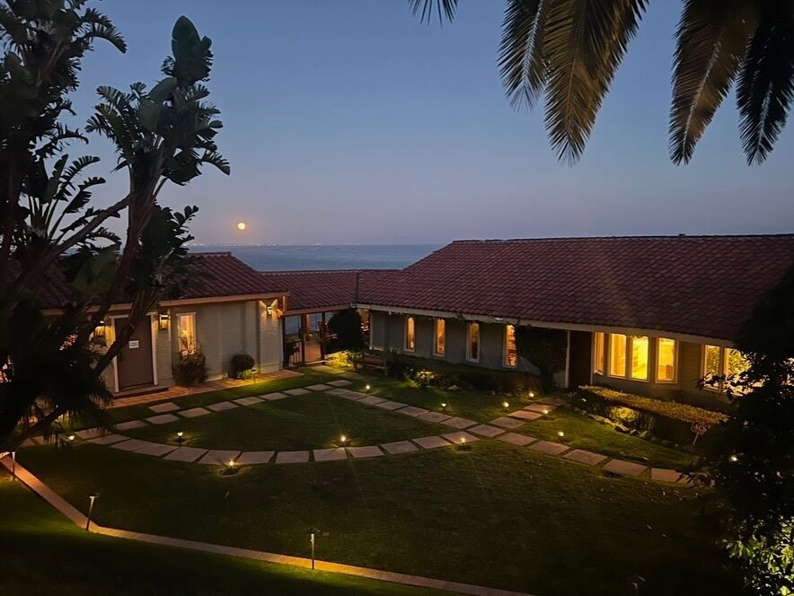 В Калифорнии продолжают бушевать лесные пожары: сообщают о 11 погибших в результате стихии. Фото и видео