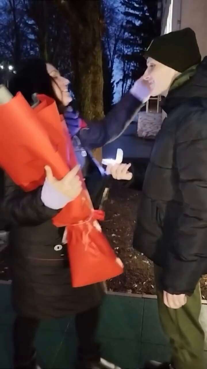 Освобожденный из плена 30 декабря защитник острова Змеиного сделал предложение любимой: что ответила девушка. Видео