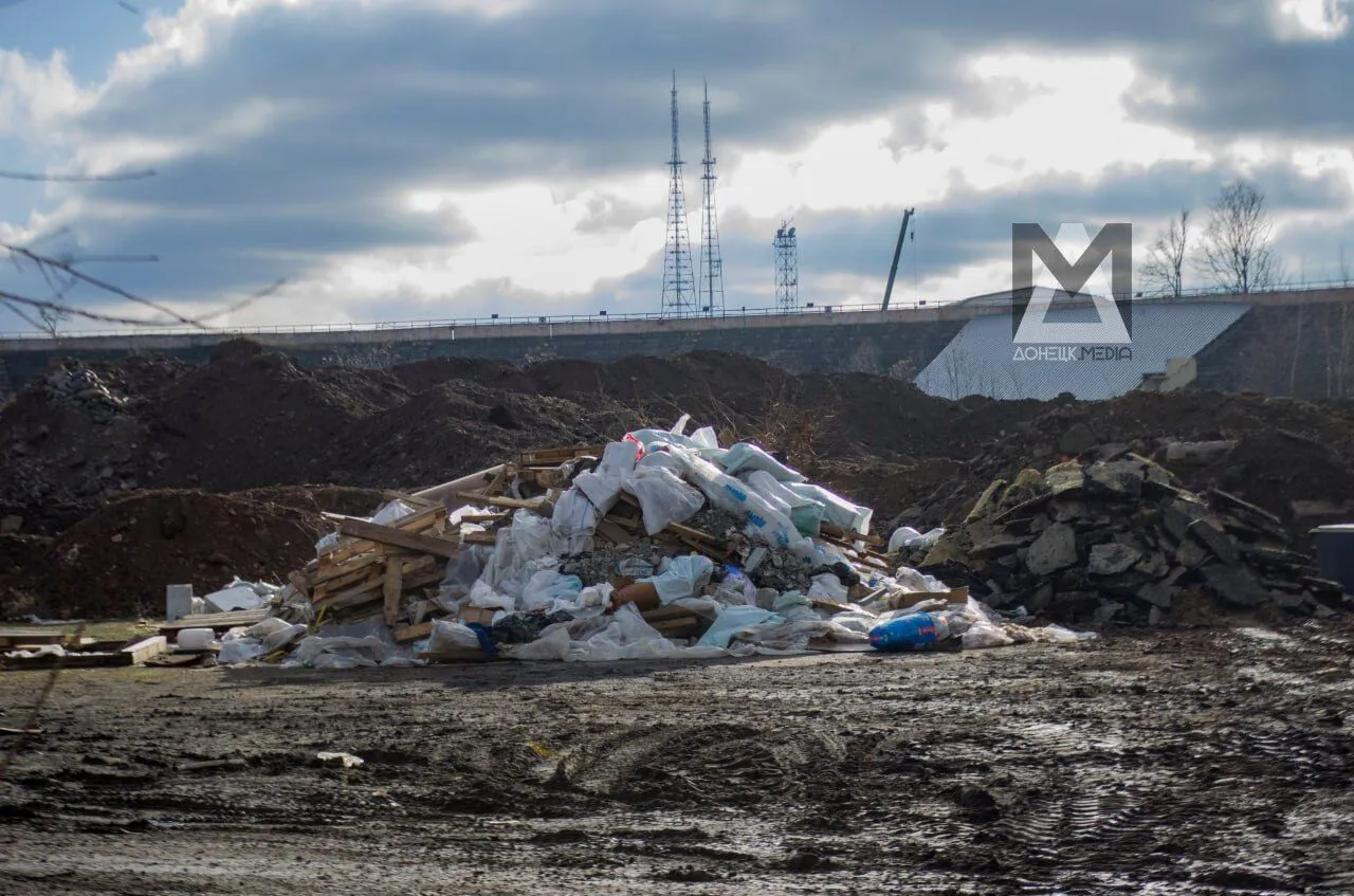 Окупанти в Донецьку перетворили стадіон