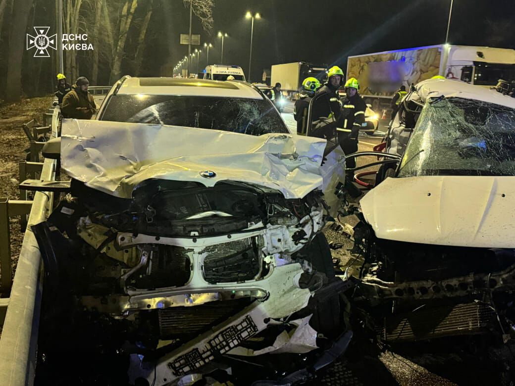 В Киеве на Житомирской трассе в результате ДТП погибло два человека. Подробности трагедии и фото