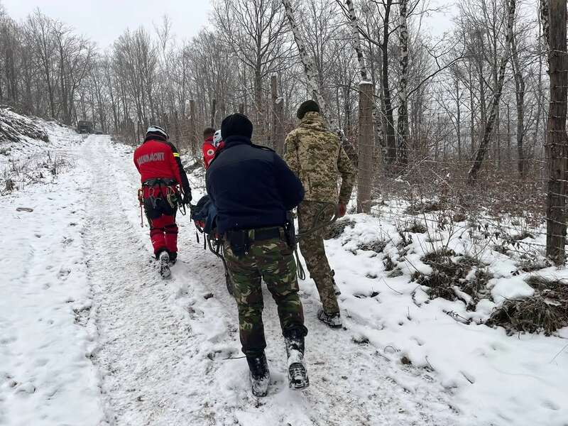 Шукали майже 5 годин: прикордонники підняли з прірви непритомного закарпатця, який хотів втекти за кордон. Фото й відео dqxikeidqxidqrant