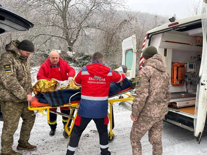 Шукали майже 5 годин: прикордонники підняли з прірви непритомного закарпатця, який хотів втекти за кордон. Фото й відео