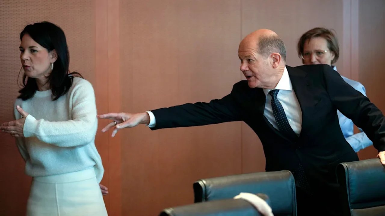 У мережі з’явилися фотографії, де Бербок нібито "тікає" від Шольца. Міністр це заперечила dqxikeidqxidqrant