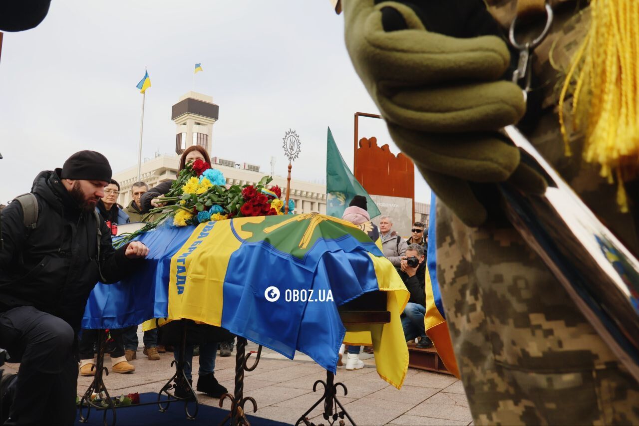 У Києві на Майдані попрощалися із воєнним фотографом і оператором Русланом Ганущаком. Фото та відео