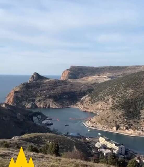 Окупанти зміцнюють інженерні загородження у Балаклавській бухті: в